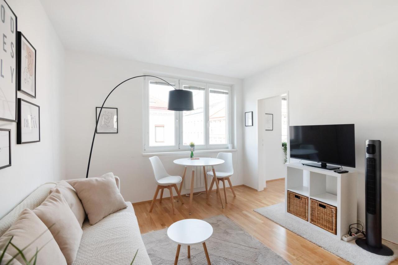 Modern, Bright -close To The Center In A Quiet Area Apartment