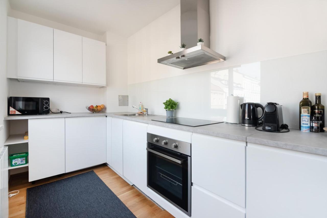 Modern, Bright -close To The Center In A Quiet Area Apartment